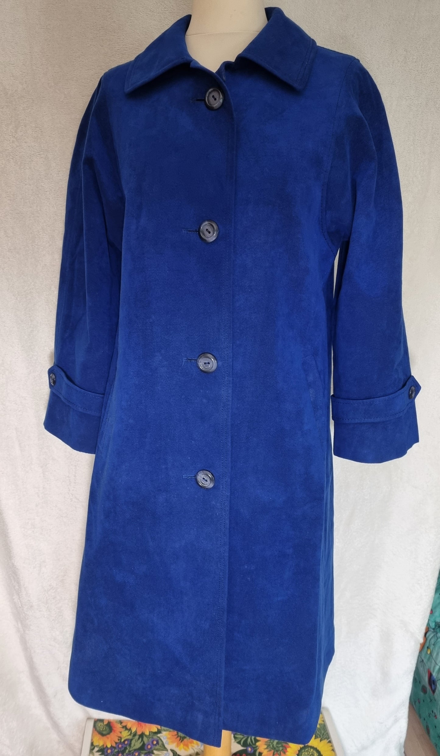Strahlend blauer Vintage Mantel