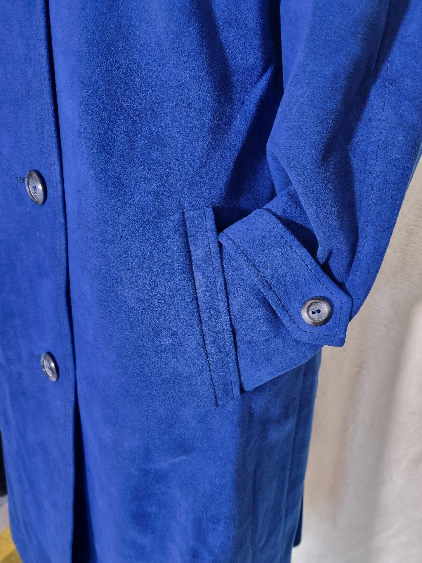 Strahlend blauer Vintage Mantel