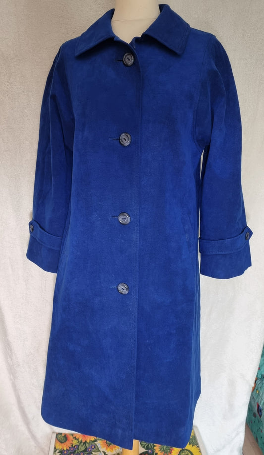 Strahlend blauer Vintage Mantel