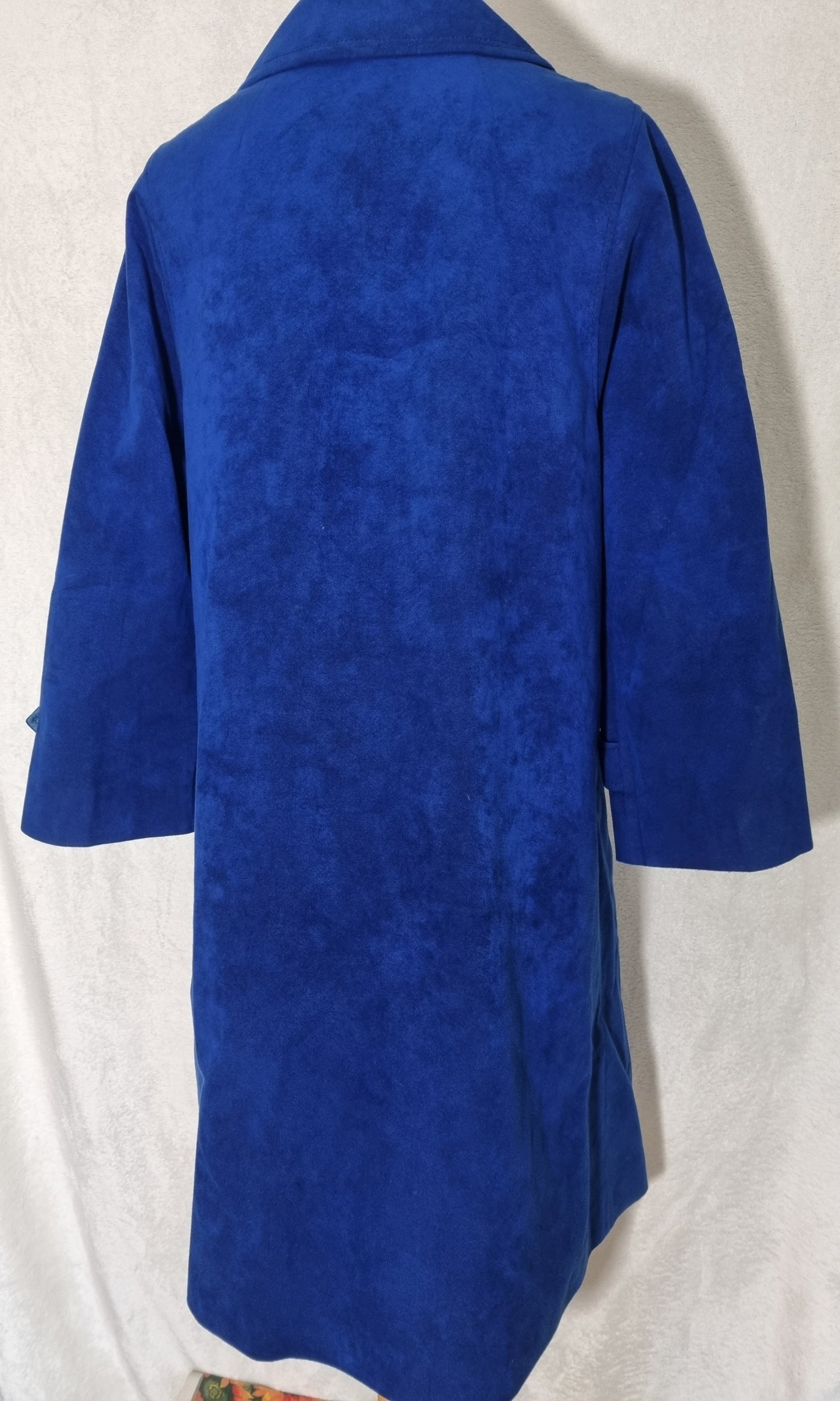 Strahlend blauer Vintage Mantel