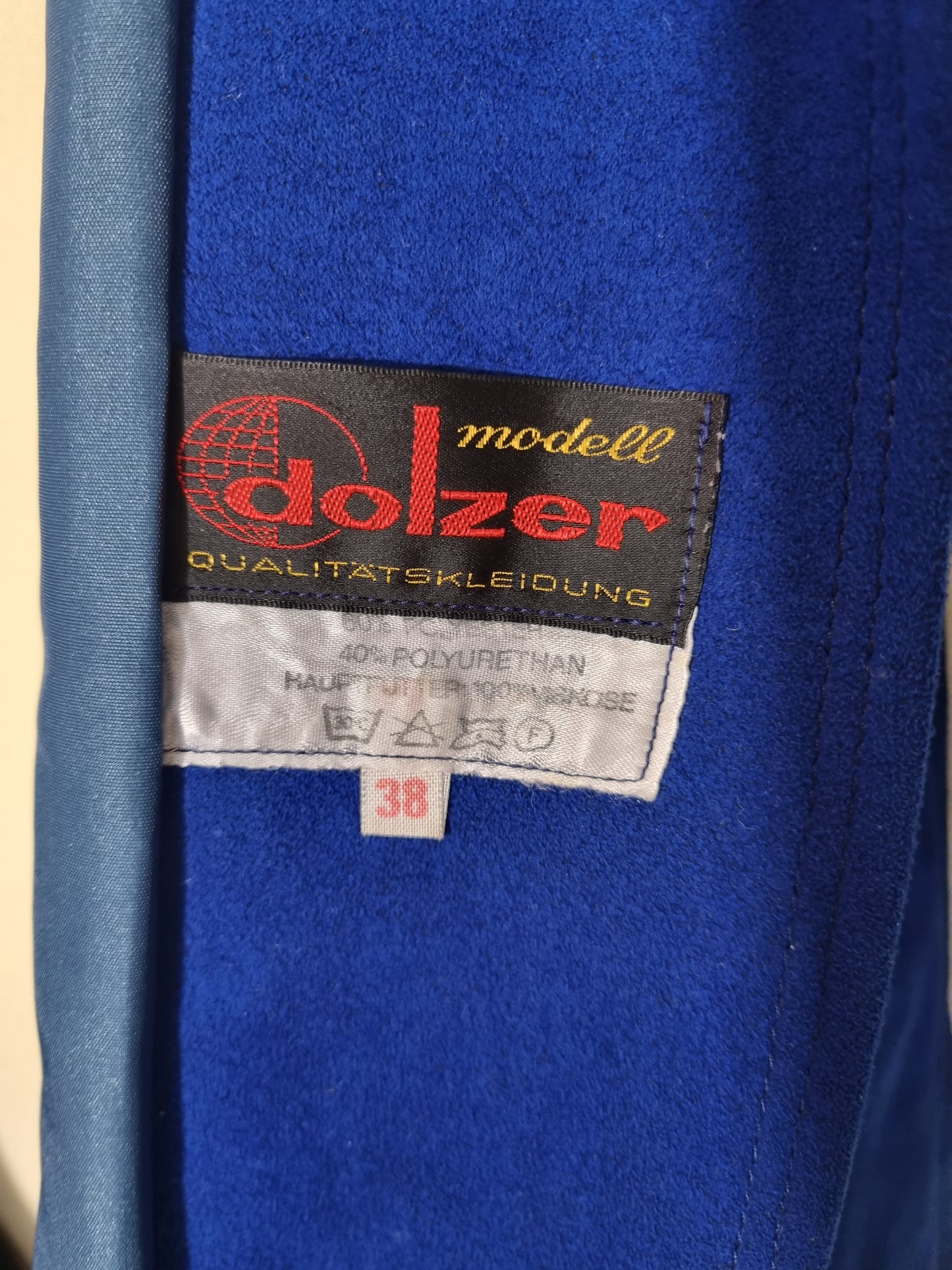 Strahlend blauer Vintage Mantel